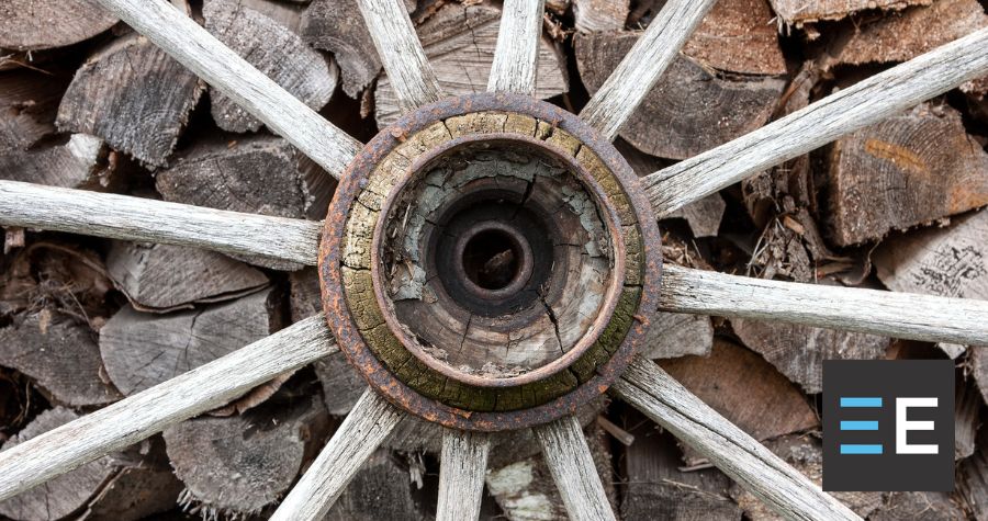 a wooden wheel hub with spokes around it